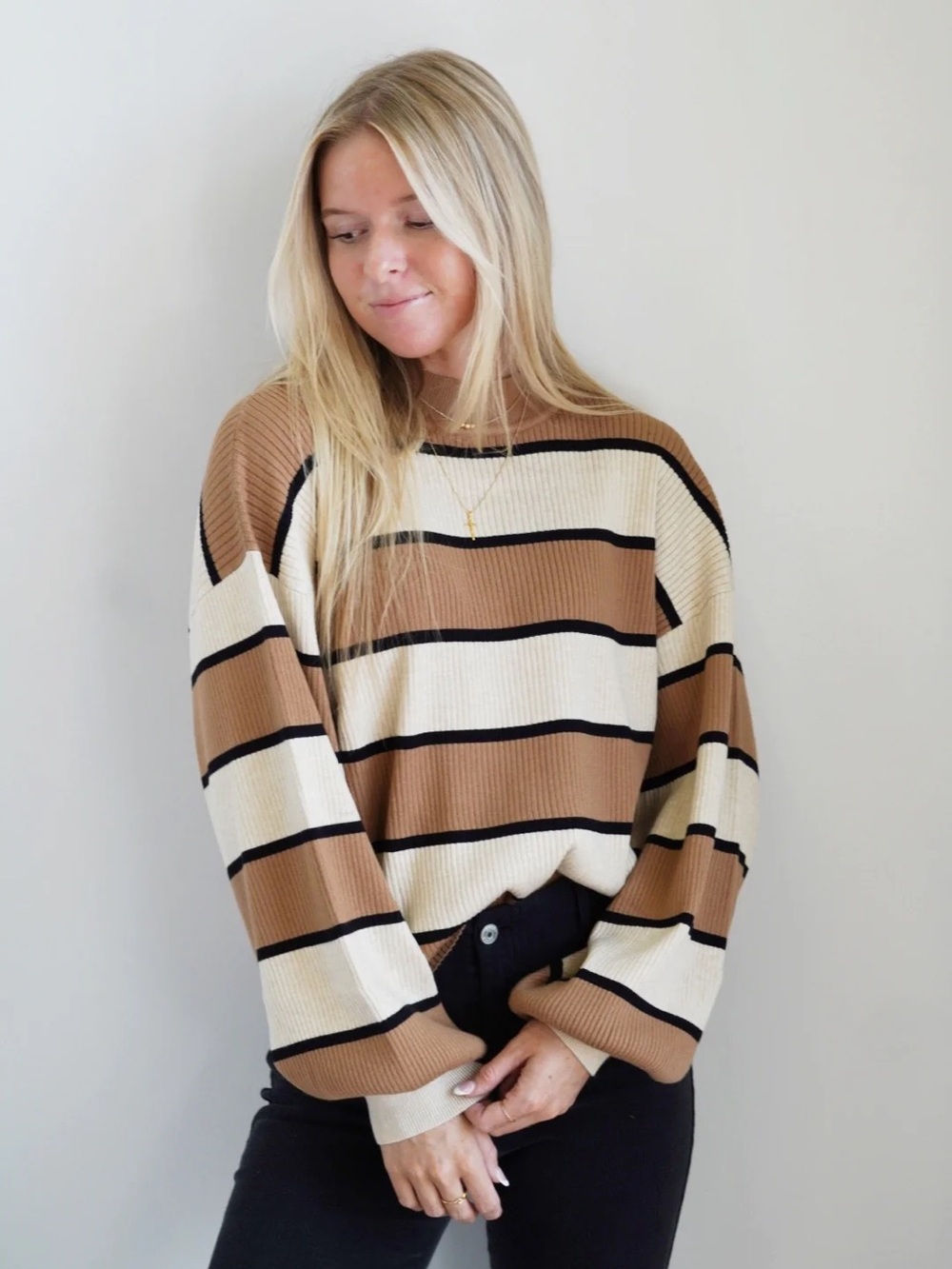 🐪 Gilli Women’s Striped Tan Black and Cream Crewneck Sweater - Size L Tiny Flaw